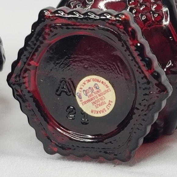 Vintage Avon 1876 Cape Cod Collection Ruby Red Glass Salt And Pepper Shaker Set - Picture 9 of 12